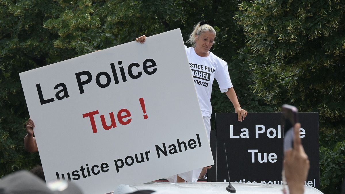 والدة نائل ترفع يافطة كتب عليها "الشرطة تقتل" في مسيرة خرجت في نانتير الفرنسية