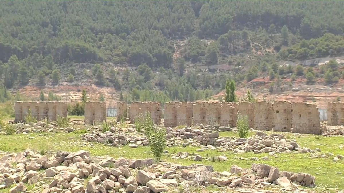 Ruinas del Real Sitio de La Isabela, al descubierto debido al bajo nivel del embalse de Buendía, España. 