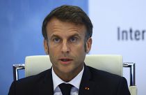Emmanuel Macron bejelntést tesz a krízisbizottság ülése után