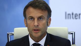 Emmanuel Macron bejelntést tesz a krízisbizottság ülése után