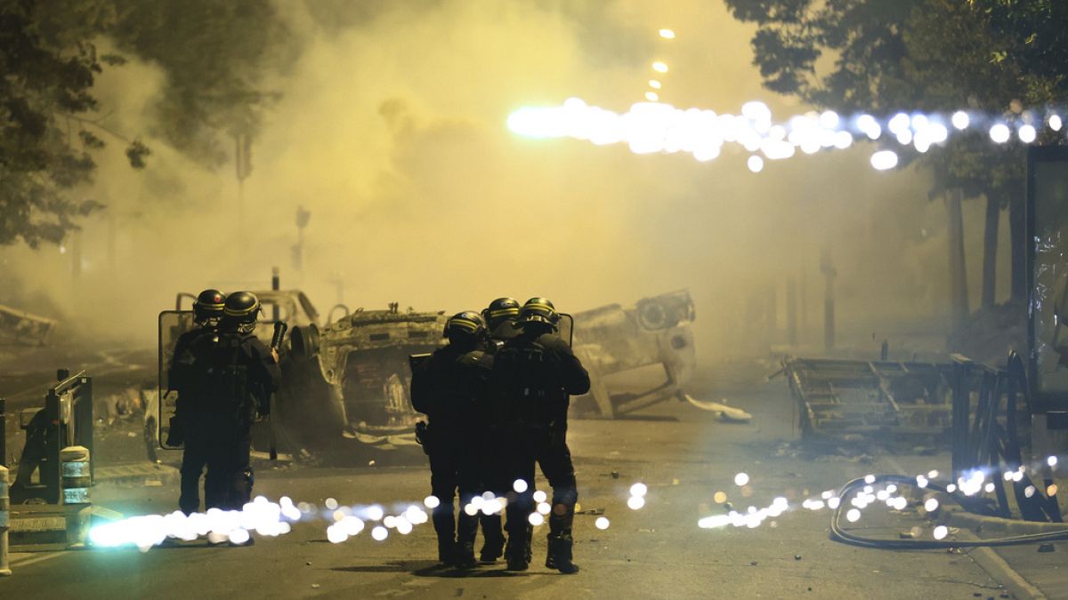 Des policiers anti-émeutes patrouillent dans une rue lors de la troisième nuit de manifestations, 30 juin 2023.