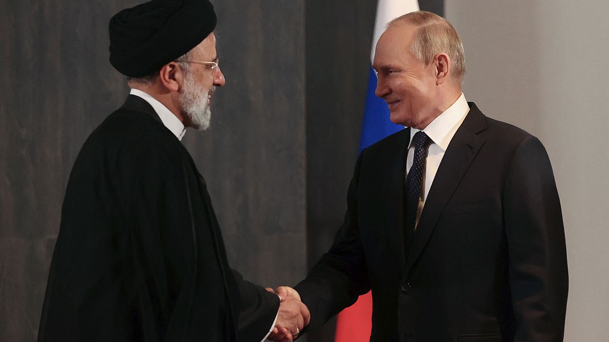 الرئيس الروسي فلاديمير بوتين وبنظيره الإيراني إبراهيم رئيسي على هامش قمة قادة منظمة شنغهاي للتعاون في سمرقند 2022.