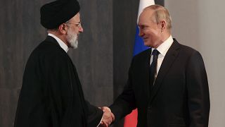 الرئيس الروسي فلاديمير بوتين وبنظيره الإيراني إبراهيم رئيسي على هامش قمة قادة منظمة شنغهاي للتعاون في سمرقند 2022.