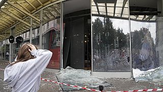 أمام متجر رياضي متضرر بعد ليلة ثالثة من الاضطرابات، باريس، فرنسا، 30 يونيو 2023 .