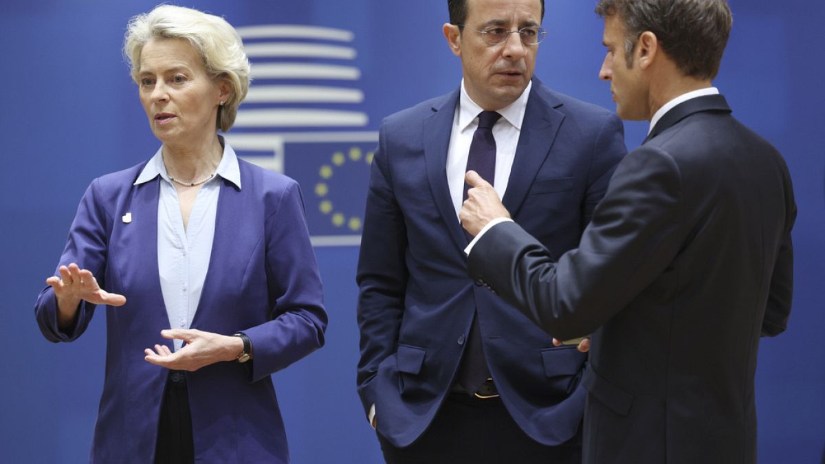 Ο Νίκος Χριστοδουλίδης συνομιλεί με Εμανουέλ Μακρόν και Ούρσουλα φον Ντερ Λάιεν στο περιθώριο της συνόδου κορυφής της ΕΕ