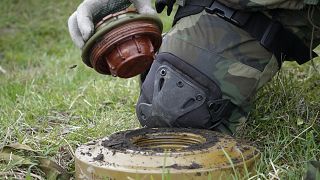 Ukrán katona aknát hatástalanít / Képünk illusztráció