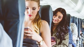 Actuellement, les avions demandent aux passagers d'éteindre leurs appareils mobiles en vol.