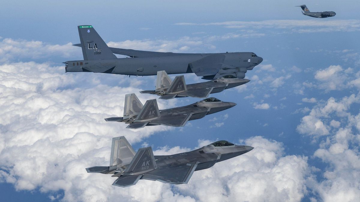 بمب‌افکن بی-۵۲ و اسکورت جنگنده‌های اف-۲۲ در رزمایش مشترک با کره جنوبی در دسامبر ۲۰۲۲