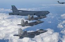 بمب‌افکن بی-۵۲ و اسکورت جنگنده‌های اف-۲۲ در رزمایش مشترک با کره جنوبی در دسامبر ۲۰۲۲