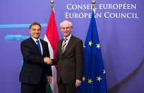  رئيس المجلس الأوروبي هيرمان فان رومبوي ورئيس الوزراء المجري فيكتور أوربان في مبنى مجلس الاتحاد الأوروبي في بروكسل، بلجيكا.
