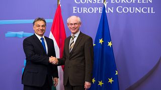  رئيس المجلس الأوروبي هيرمان فان رومبوي ورئيس الوزراء المجري فيكتور أوربان في مبنى مجلس الاتحاد الأوروبي في بروكسل، بلجيكا.
