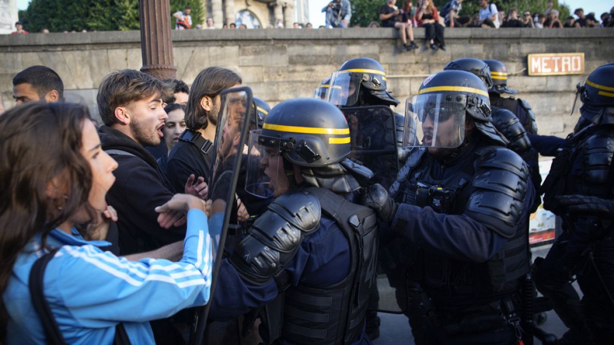 Des manifestants font face aux forces de l'ordre à Paris 30/06/23