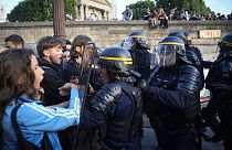 ضباط الشرطة يواجهون المتظاهرين في ساحة كونكورد خلال احتجاج في باري ، فرنسا، 30 يونيو 2023.
