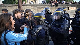 ضباط الشرطة يواجهون المتظاهرين في ساحة كونكورد خلال احتجاج في باري ، فرنسا، 30 يونيو 2023.