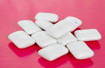 Les marques de chewing-gum comme Mentos, Hollywood ou Freedent utilisent l'aspartame comme agent édulcorant.