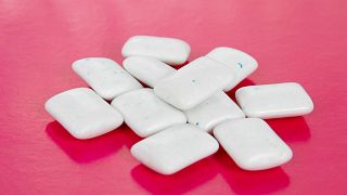 Les marques de chewing-gum comme Mentos, Hollywood ou Freedent utilisent l'aspartame comme agent édulcorant.