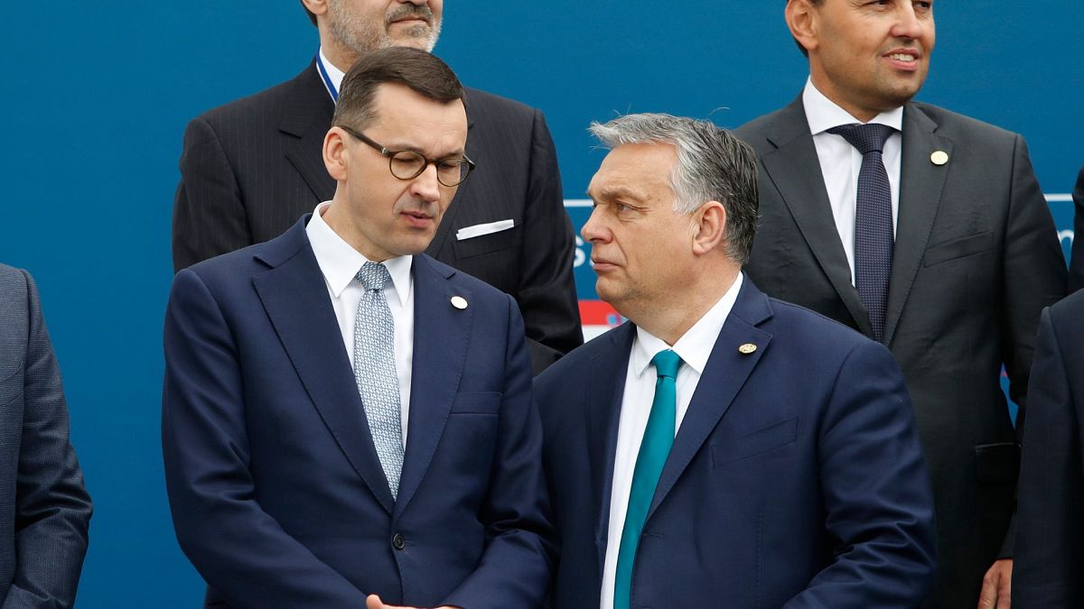 نخست وزیر لهستان، ماتئوش موراویسکی، در سمت چپ، و نخست وزیر مجارستان، ویکتور اوربان