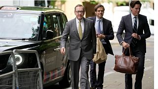 الممثل كيفين سبيسي، إلى اليسار، يصل إلى محكمة ساوثوارك كراون في لندن، 30 يونيو، 2023