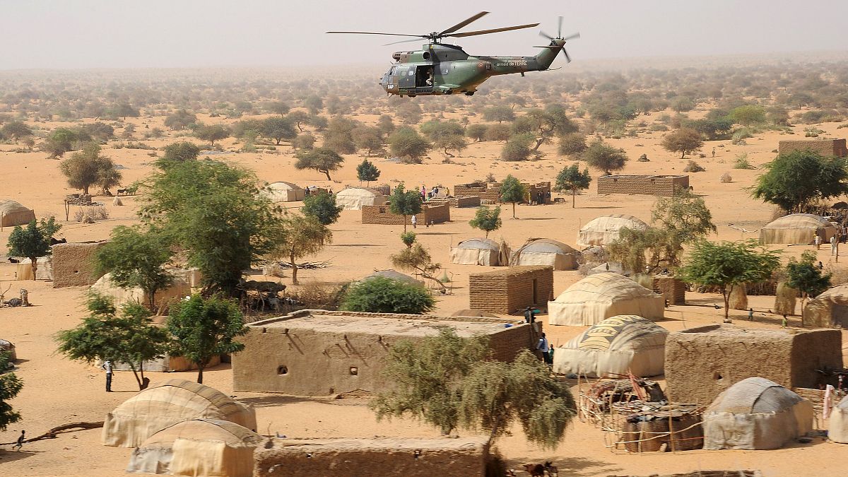 Ein Hubschrauber patroulliert über ein Dorf im Norden Malis (Archivbild).