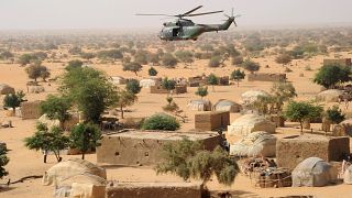 Ein Hubschrauber patroulliert über ein Dorf im Norden Malis (Archivbild).