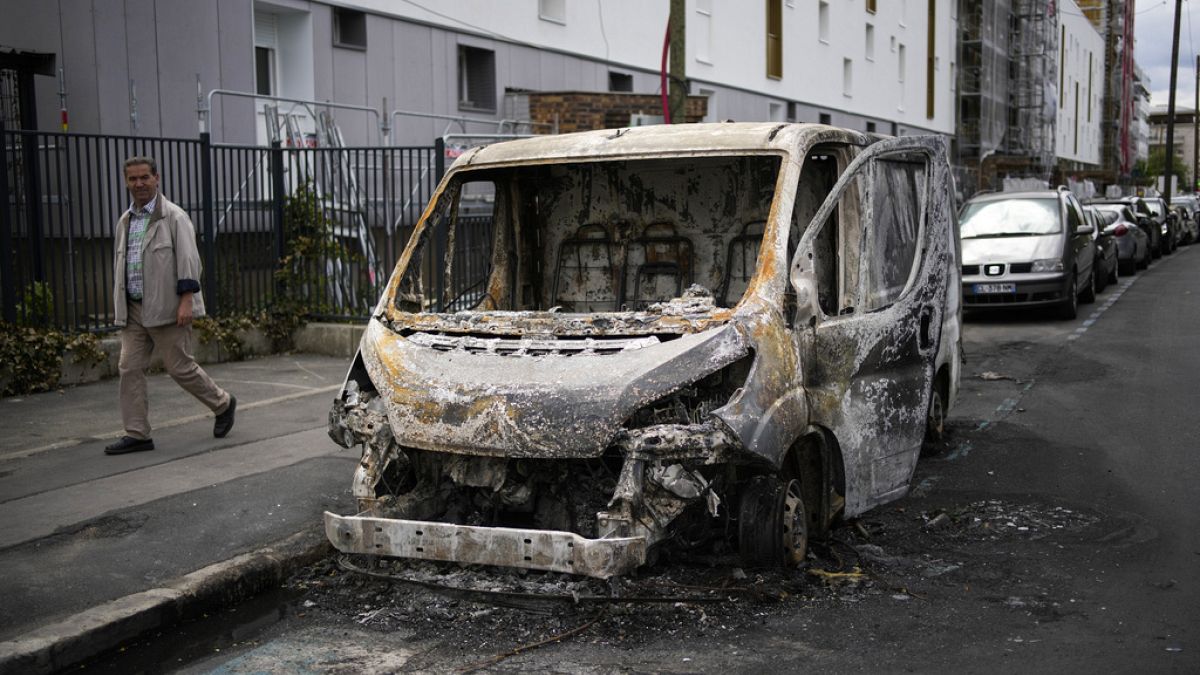 Az éjszakai zavargások során kiégett autó Párizs külvárosában