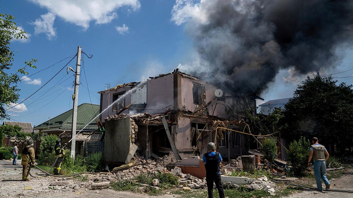 عناصر إطفاء أوكرانيون يحاولون إخماد نيران قصف روسي دمر منزلا قرب خيرسون. 2023/07/01 