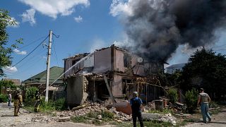 عناصر إطفاء أوكرانيون يحاولون إخماد نيران قصف روسي دمر منزلا قرب خيرسون. 2023/07/01