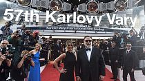 El actor australiano Russel Crowe y su pareja Britney Theriot en Karlovy Vary, República Checa, el 30 de junio de 2023.