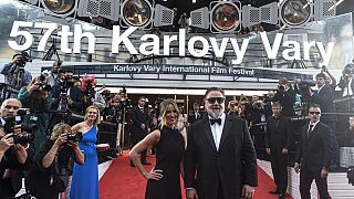 Ator Russel Crowe e a namorada Britney Theriot no Festival de Cinema de Karlovy Vary