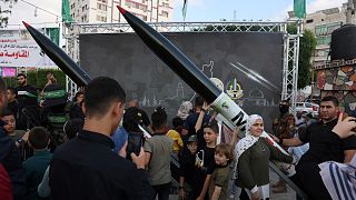 بلتقط الناس الصور مع الأسلحة في المعرض، غزة، 30/06/2023