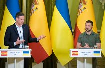 Le Premier ministre espagnol Pedro Sanchez et le président ukrainien Volodymyr Zelensky, à Kyiv, en Ukraine, samedi 1er juillet 2023..