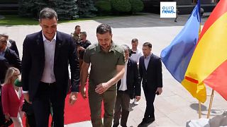El presidente ucraniano Volodímir Zelenski recibió a su homólogo español Pedro Sánchez a la puerta del palacio presidencial en Kiev