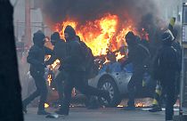 اعتراضات فرانسه؛ خودروی پلیس به آتش کشیده شده است