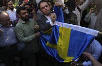 Teheránban, a svéd követség előtt tiltakozásul elégették a svéd zászlót
