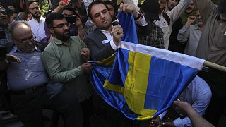Teheránban, a svéd követség előtt tiltakozásul elégették a svéd zászlót 
