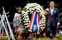 Le roi des Pays-Bas Willem-Alexander dépose une gerbe au monument de l'esclavage, à Amsterdam, aux Pays-Bas, samedi 1er juillet 2023.