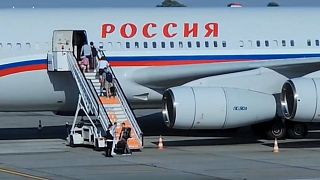 Orosz diplomaták szállnak fel az értük érkezett különgépre