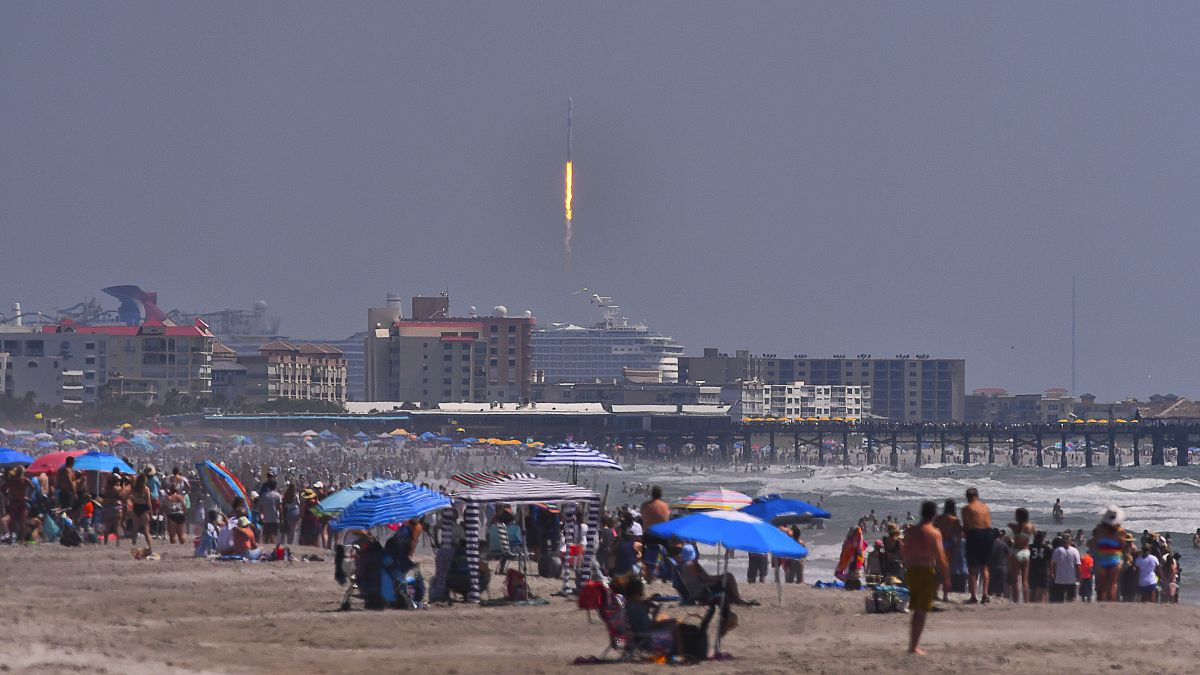 مستجمون في شاطئ كوكوا يشاهدون إطلاق التلسكوب الفضائي الأوروبي إقليدس - وكالة الفضاء الأوروبية. 2023/06/28
