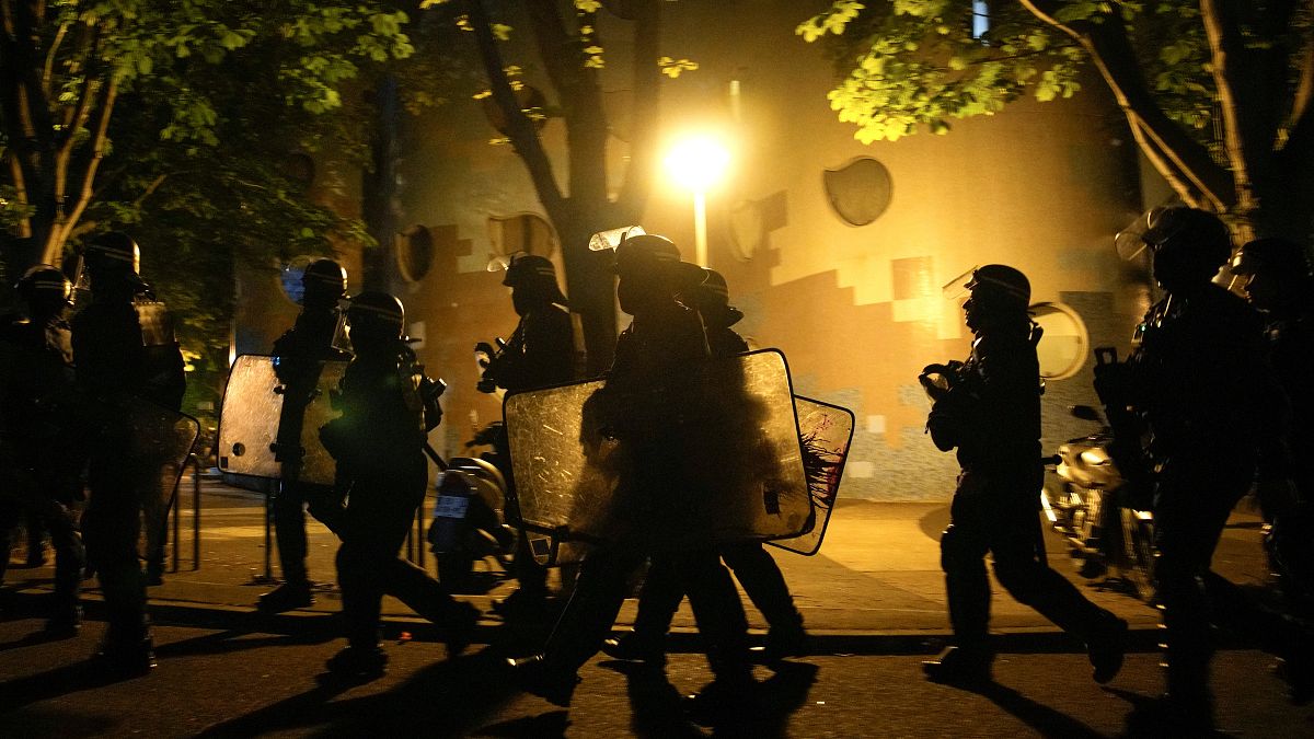 Rendőrök a párizsi zavargás közben Franciaországban, 2023. július 1-én