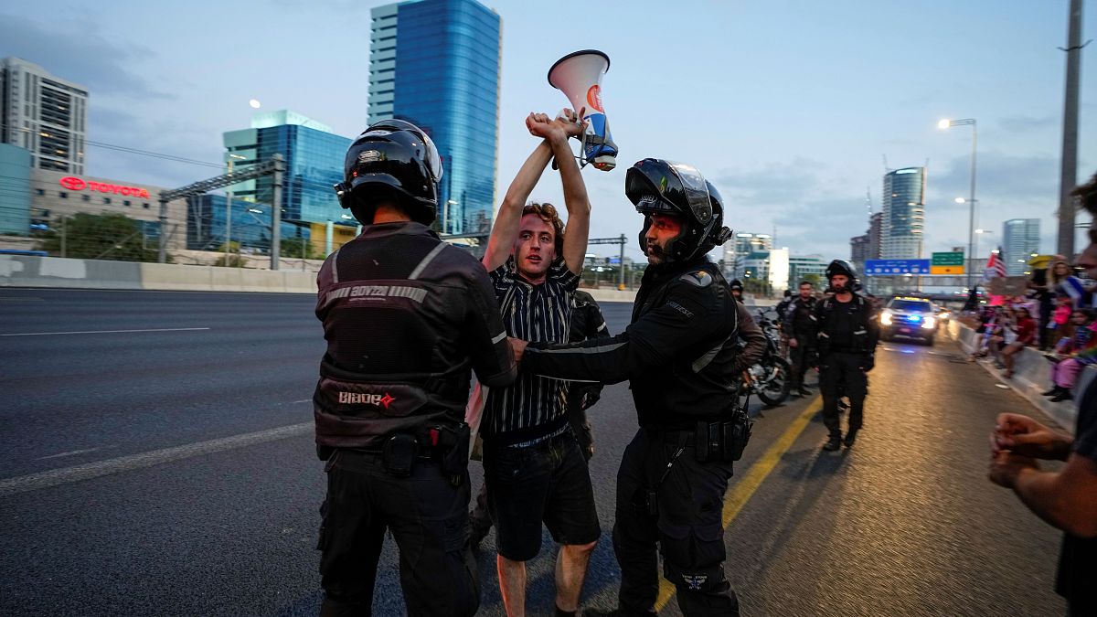 عناصر شرطة إسرائيلية يفرقون متظاهرين خلال احتجاج  ضد خطط حكومة نتنياهو لإصلاح النظام القضائي. 2023/07/01