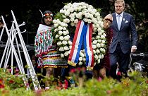 A holland király koszorút helyez el a rabszolgaság emlékművénél, miután bocsánatot kért a királyi háznak a rabszolgaságban játszott szerepéért