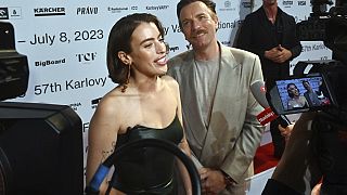 El actor escocés Ewan McGregor y su hija Clara hablan con los periodistas en la 57ª edición del Festival Internacional de Cine de Karlovy Vary, el sábado