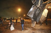 İsrail'in Rahat kentine düştüğü iddia edilen füze kalıntıları İsrailli yetkililer tarafından toplanıyor