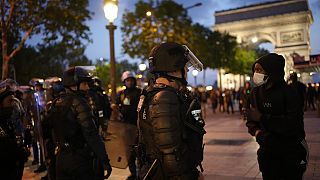 Polícia junto ao Arco do Triunfo, Paris