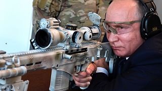 Vlagyimir Putyin egy mesterlövész-puskával, 2018-ban
