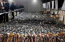 تحویل اسلحه‌های غیرقانونی توسط مردم صربستان
