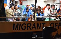 Menekülteket szállító hajó Tenerife-n, Kanári-szigetek 2023. július 2.