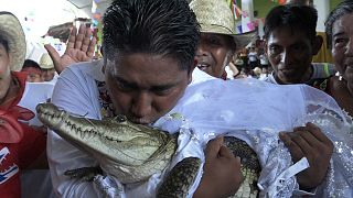 فيكتور هوغو سوسا، رئيس بلدية سان بيدرو هواميلولا يقبل زوجته أنثى التمساح