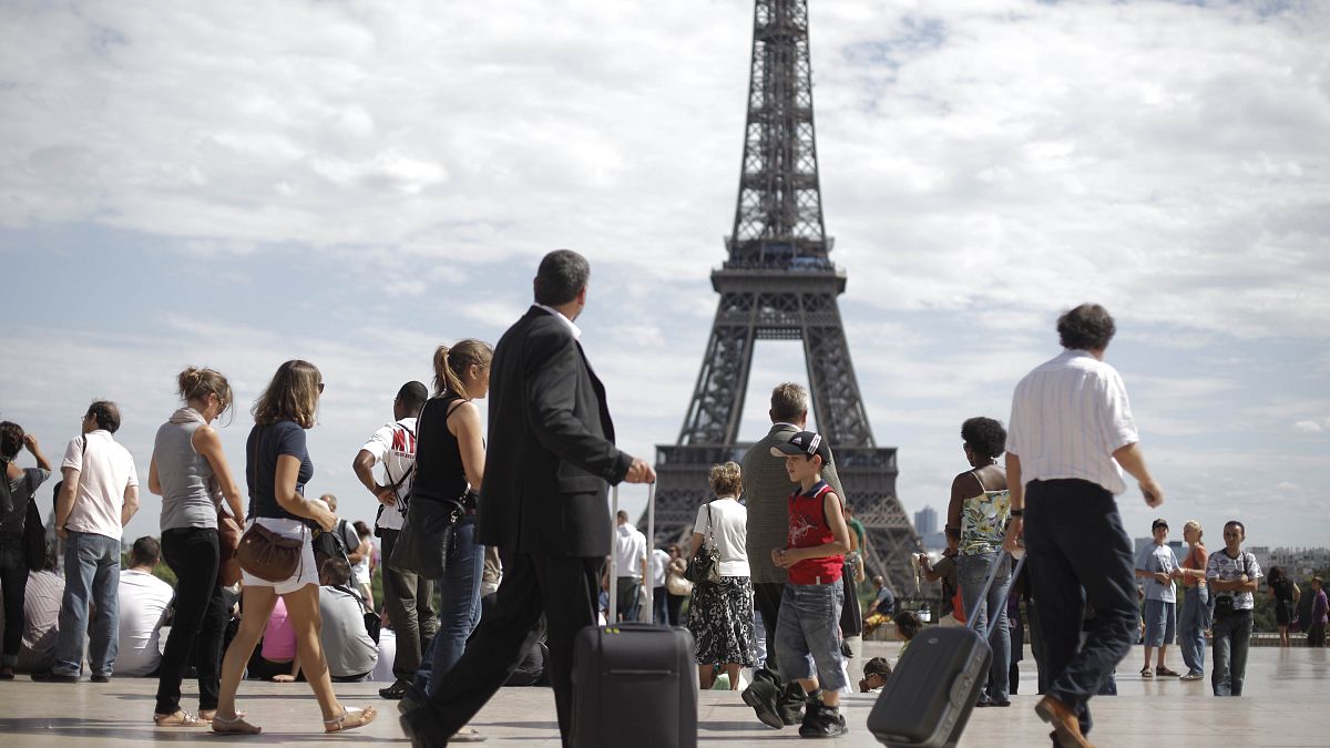 السياح ورجال الأعمال يمشون في ساحة تروكاديرو أمام برج إيفل في باريس> 2009/08/06