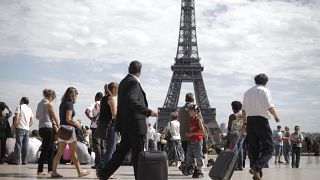 السياح ورجال الأعمال يمشون في ساحة تروكاديرو أمام برج إيفل في باريس> 2009/08/06